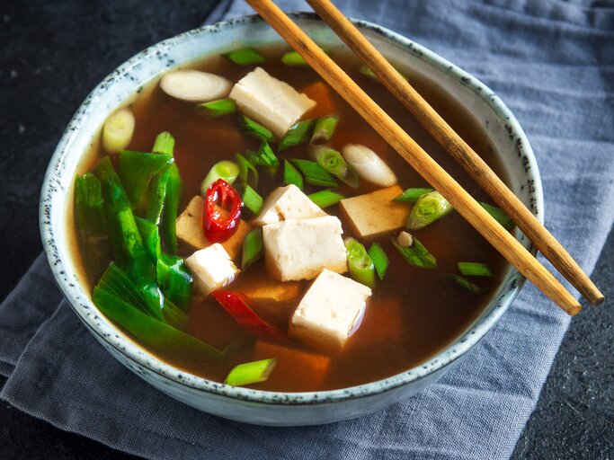 Misosuppe mit Tofu und Frühlingszwiebeln | © iStock | Mizina