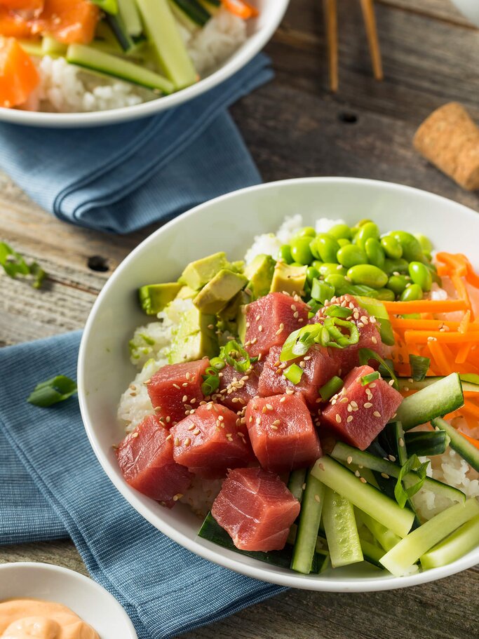 Hawaiianische Ahi Poke Bowl | © iStock | bhofack2