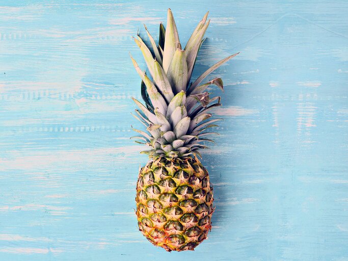 Ananas essen für weiße Zähne.  | © iStock | 2Mmedia