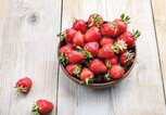 Erdbeeren essen für weiße Zähne.  | © iStock | Sanny11