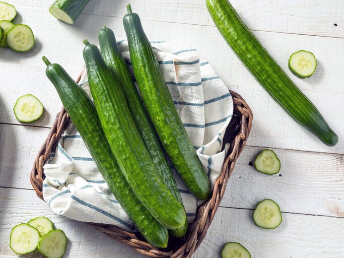 Gurken essen für weiße Zähne.  | © iStock | bhofack2