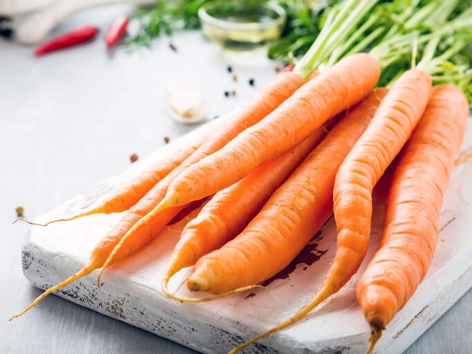 Karotten essen für weiße Zähne.  | © iStock | Merinka