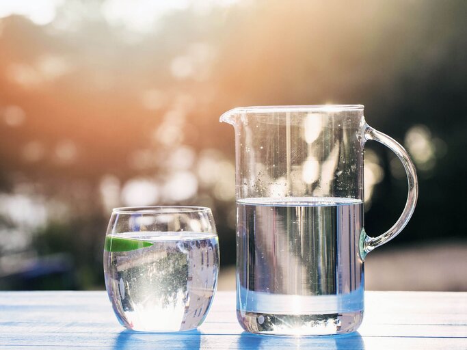 Wasser trinken für weiße Zähne.  | © iStock | Xesai