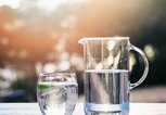 Wasser trinken für weiße Zähne.  | © iStock | Xesai