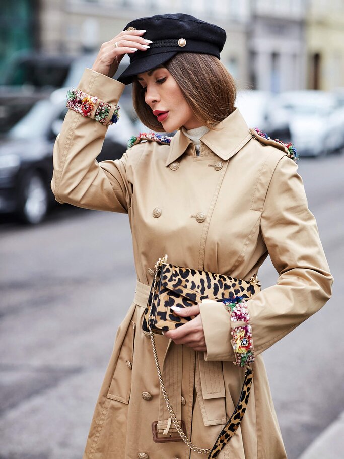 Bloggerin Füsun Lindner im Escada Trenchcoat | © Füsun Lindner @shortstoriesandskirts