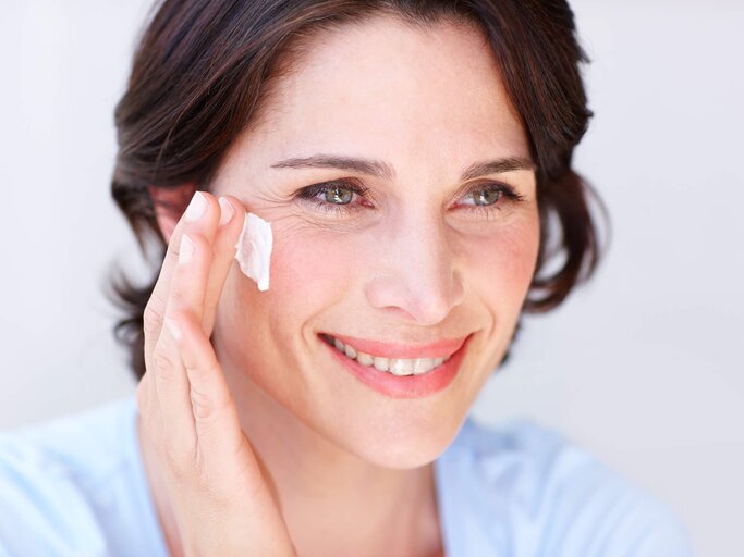 Frau mit Anti Aging Creme | © iStock | Squaredpixels