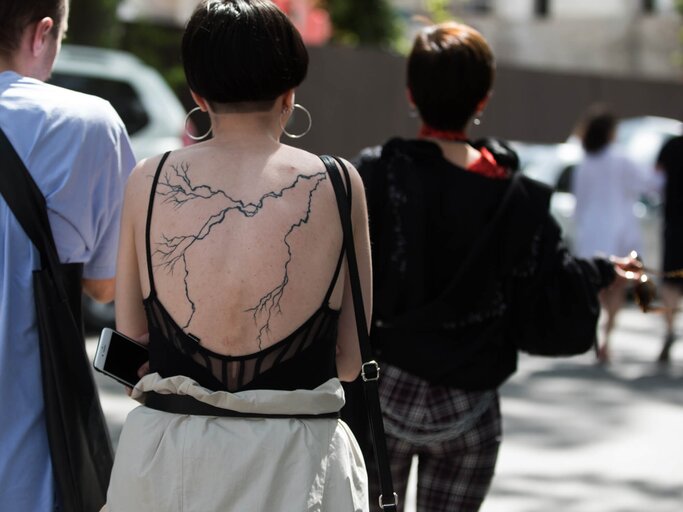 Blitz Tattoo am Rücken | © Getty Images | Melodie Jeng 