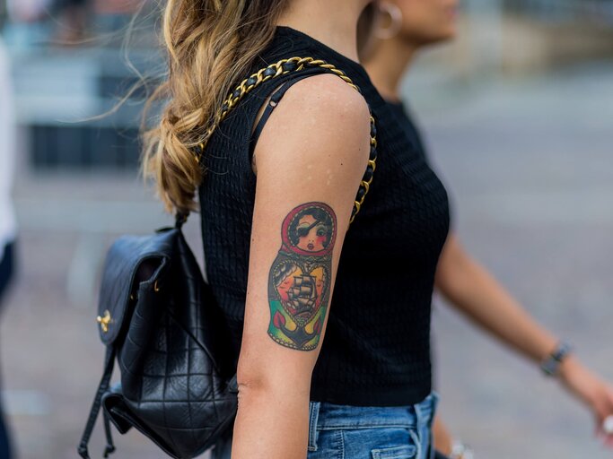 Buntes Tattoo am Arm | © Getty Images | Christian Vierig