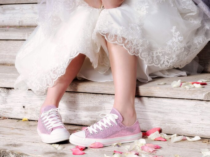 Für lässige Bräute: Converse-Sneaker mit rosafarbenen Pailletten. | © iStock | LifeJourneys