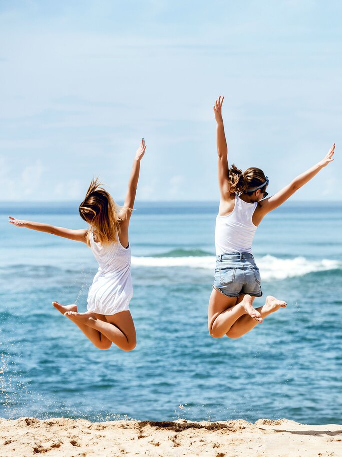 Zwei junge Frauen am Strand | © iStock | molchanovdmitry