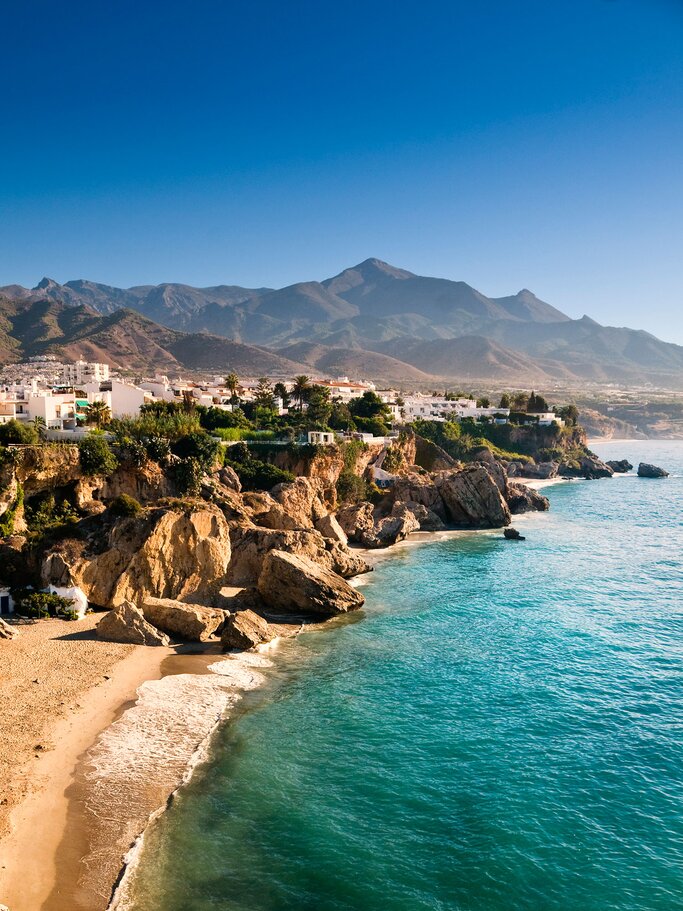 Nerja Strand bei Sonnenaufgang | © iStock | IvanBastien