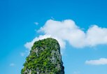 Boot am Strand von Krabi, Thailand | © iStock | AYakovlev