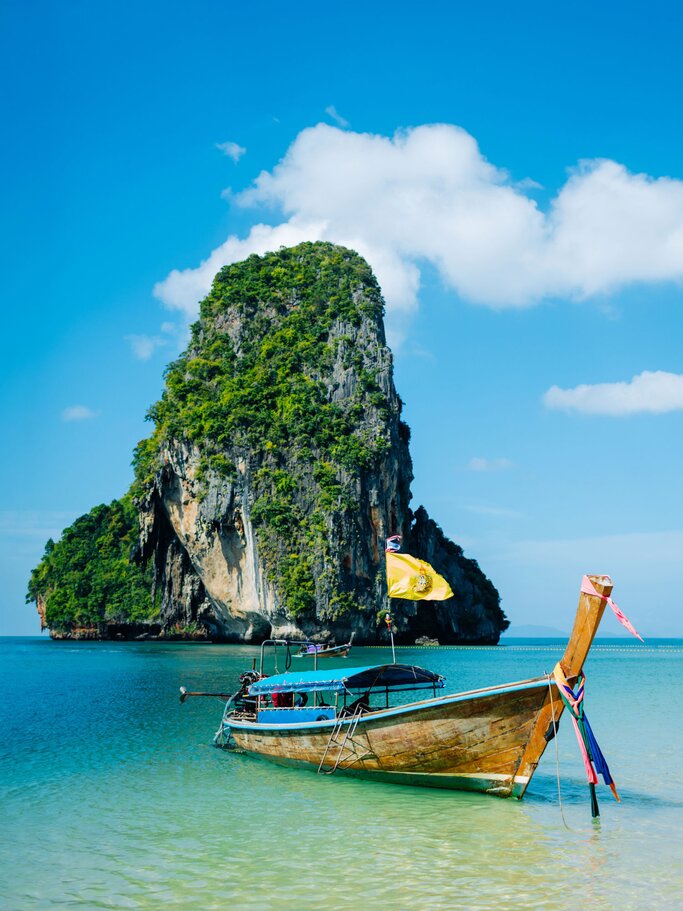 Boot am Strand von Krabi, Thailand | © iStock | AYakovlev