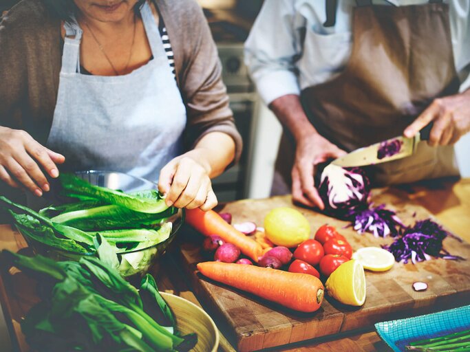 Mann und Frau beim Kochen | © iStock | Rawpixel