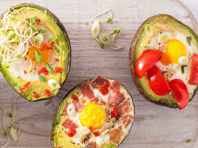 Gibt Power für den Tag: Avocado-Eggs | © iStock | OlgaMiltsova