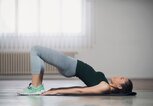 Pilates Übung Brücke | © iStock | SrdjanPav