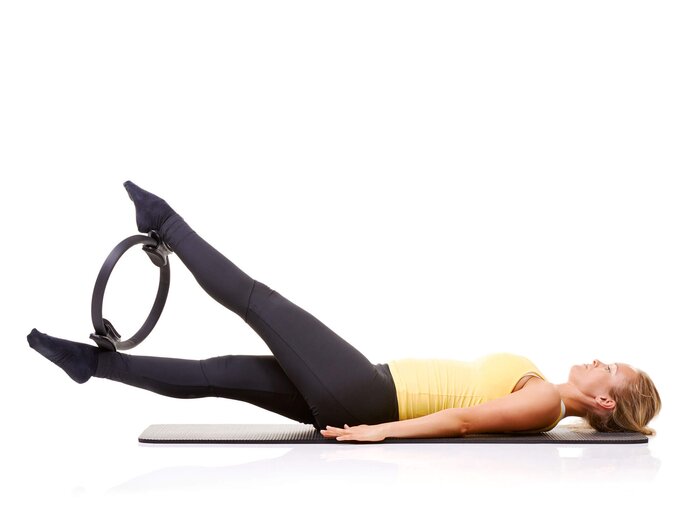 Übung mit dem Pilates Ring | © iStock | Yuri_Arcurs