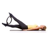 Übung mit dem Pilates Ring | © iStock | Yuri_Arcurs