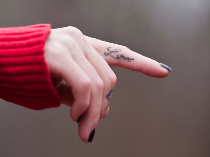 Love Tattoo am Finger | © iStock | Luiza_Elena