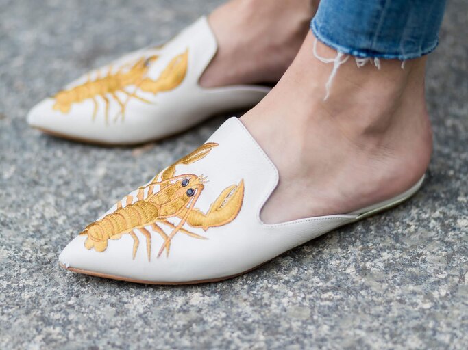 Kurt Geiger Mules mit Lobster-Print | © Getty Images | Christian Vierig