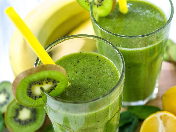 Grüner Smoothie mit Kiwi und Kopfsalat | © iStock | Aleksey_Ivanov