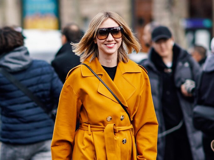 Lisa Aiken mit übergroßer Sonnenbrille mit Farbverlauf | © Getty Images | Edward Berthelot 