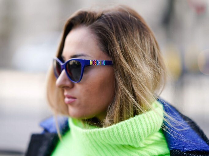 Sonnenbrille mit buntem Gestell von Moschino  | © Getty Images | Edward Berthelot 