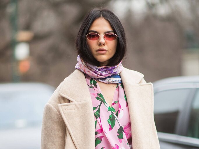 Kleine Sonnebrille mit farbigen Gläsern | © Getty Images | Christian Vierig