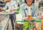 Frau im Supermarkt mit Einkaufswagen | © iStock | GeorgeRudy