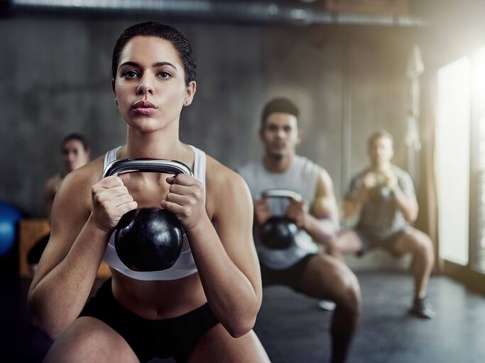 Frau beim Krafttraining mit der Kettlebell | © iStock | Cecilie_Arcurs