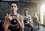 Frau beim Krafttraining mit der Kettlebell | © iStock | Cecilie_Arcurs