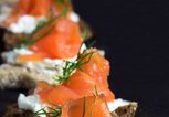 Lachs-Häppchen auf Brot-Sternen | © iStock | fermate