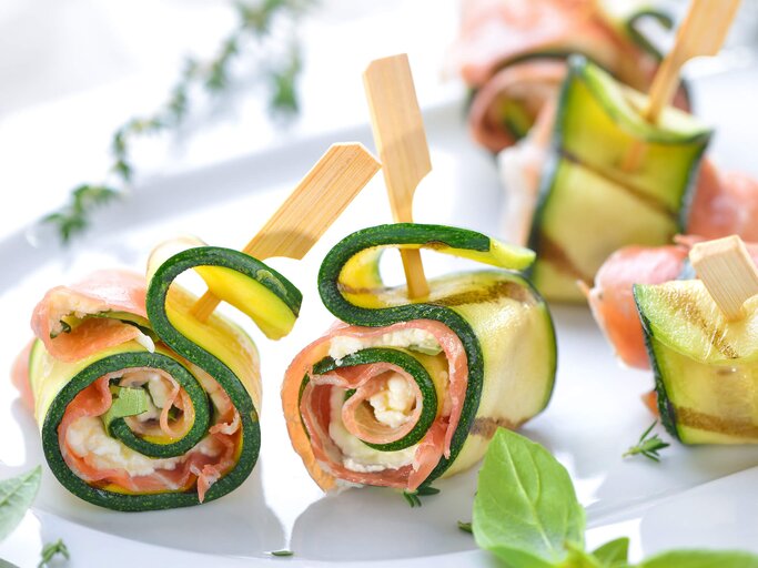 Zucchini-Röllchen mit Schinken | © iStock | kabVisio