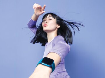 Hübsche junge Frau mit einem Fitness Tracker am Arm | © PR | Fitbit