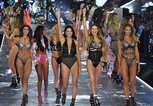 Models bei Victoria's Secret auf dem Laufsteg | © Getty Images | ANGELA WEISS