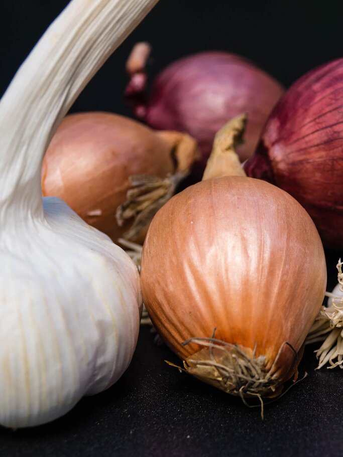 Zwiebeln und Knoblauch | © iStock | Andreas Steidlinger