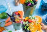 Smoothies garniert mit frischen Früchten | © Unsplash |  Brooke Lark