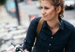 Frau mit Fahrrad | © iStock | AleksandarNakic