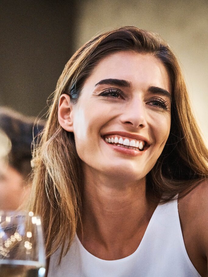 Frau mit einem Glas Wein | © iStock | Portra