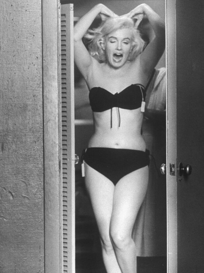 Marilyn Monroe post in einer Umkleidekabine für ihren damaligen Ehemann Arthur Miller. | © Getty Images | John Bryson