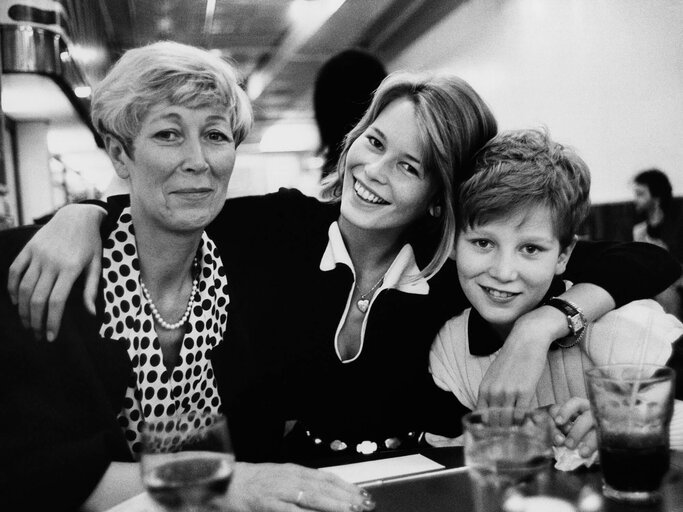 Claudia Schiffer mit Mutter und Bruder | © Getty Images | Arthur Elgort / Conde Nast 
