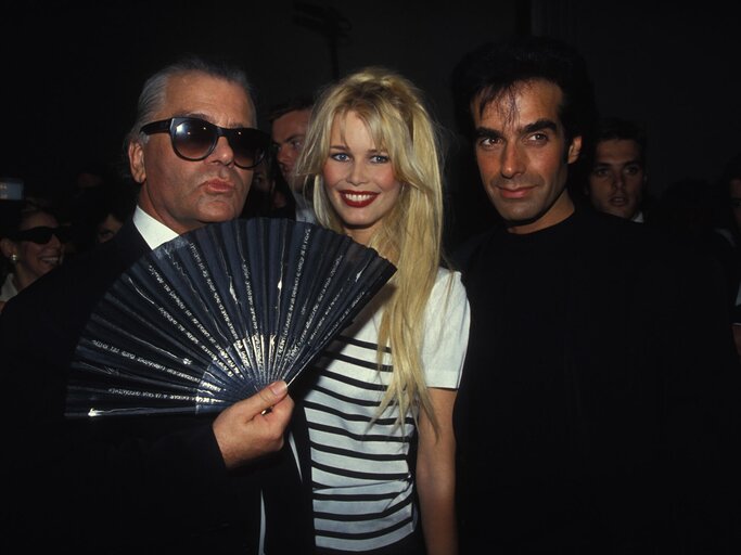 Claudia Schiffer mit Karl Lagerfeld | © Getty Images | Alain BENAINOUS 