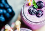 Beeren Smoothie von oben fotografiert | © iStock | alfonso90