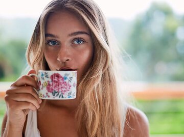 hübsche Frau trinkt aus einer Tasse | © iStock | SanneBerg