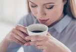 Frau trinkt Kaffee aus einer Tasse | © iStock | Deagreez