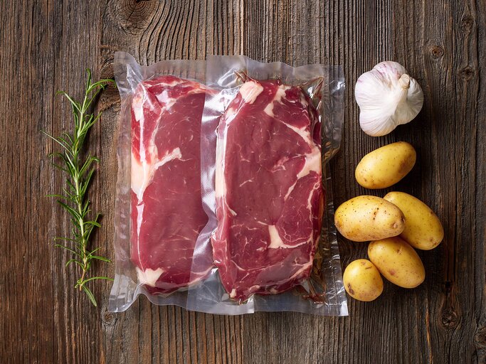 Sous Vide - Vakuumgaren - Fleisch im Plastikbeutel | © iStock | bigacis