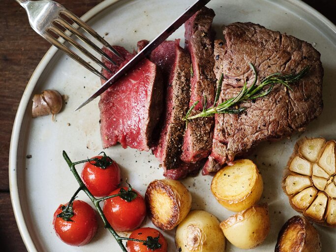 Zäh und trocken war gestern: Dank Sous Vide gelingt jedem das perfekte Rib-Eye-Steak.  | © iStock | Rawpixel