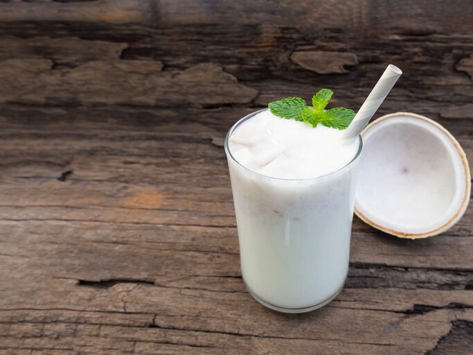 Lecker und nährstoffreich: ein weißer Smoothie mit Kokosnuss.  | © iStock | Amguy