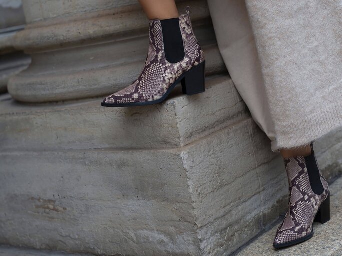 Ankle Boots mit Snake Print | © PR