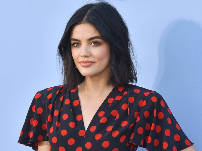 Lucy Hale mit der Frisur Shaggy Bob | © Getty Images | Sean Zanni